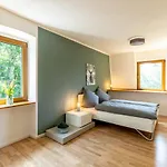 Karbach Mit Gartensauna Und Hot Tub, Eingezaeunter Garten, 4-10 Personen Dom wakacyjny *